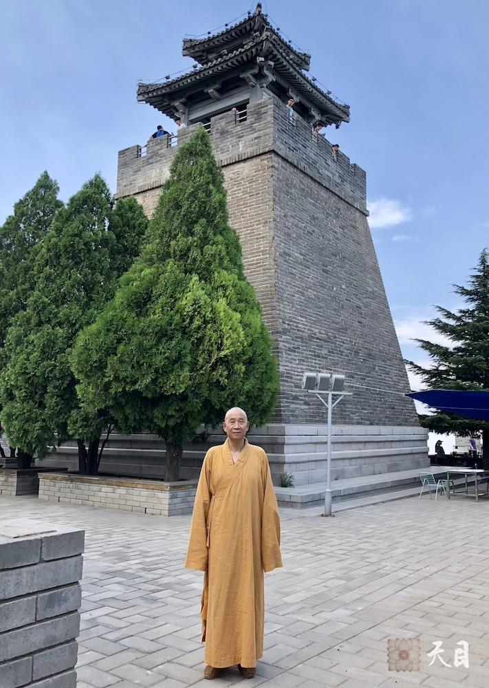 20180811圣观法师带领果实法师等弟子游览西安骊山在烽火台1