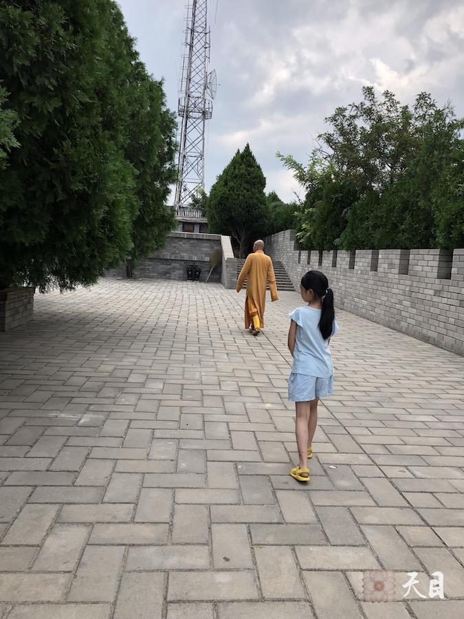 20180811圣观法师带领果实法师等弟子游览西安骊山在烽火台1