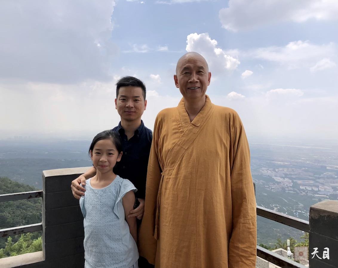 20180811圣观法师带领果实法师等弟子游览西安骊山在烽火台2