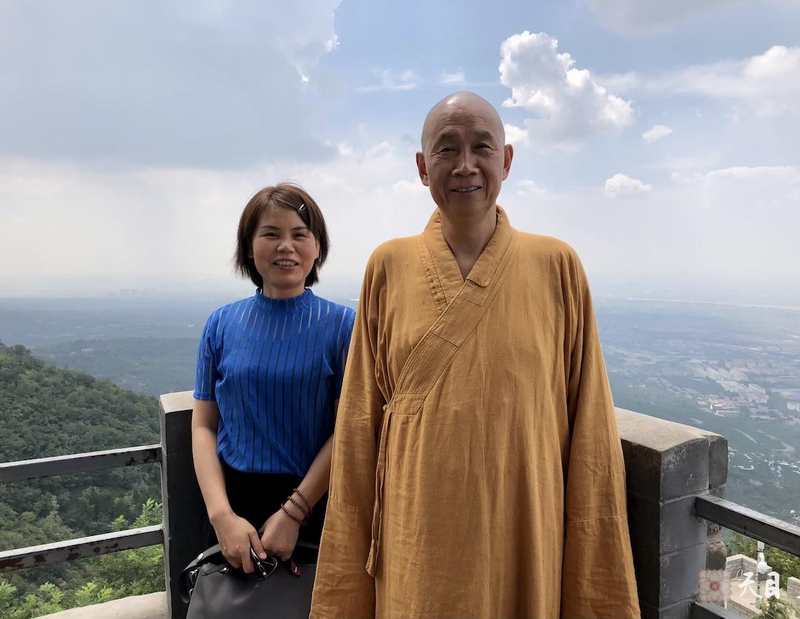 20180811圣观法师带领果实法师等弟子游览西安骊山在烽火台2