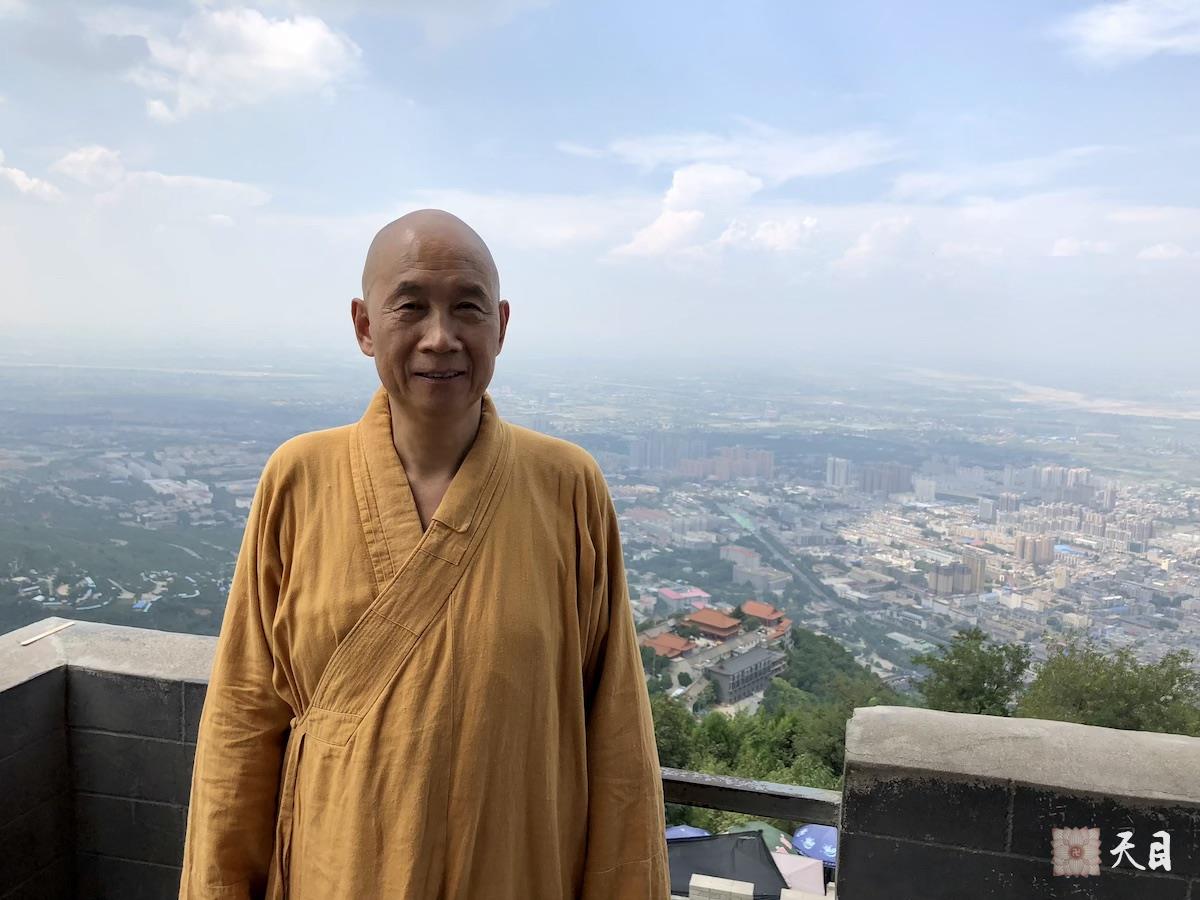 20180811圣观法师带领果实法师等弟子游览西安骊山在烽火台2