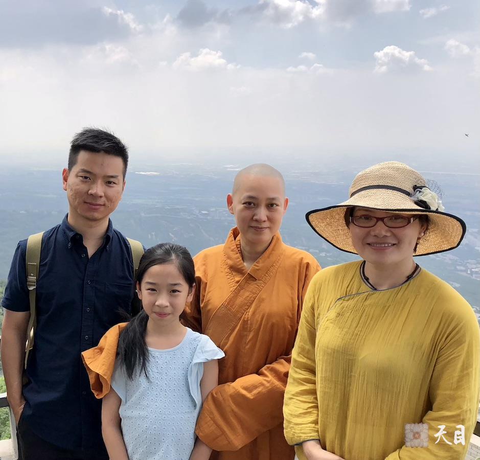 20180811果实法师领众跟随恩师圣观法师游览西安骊山在烽火台2