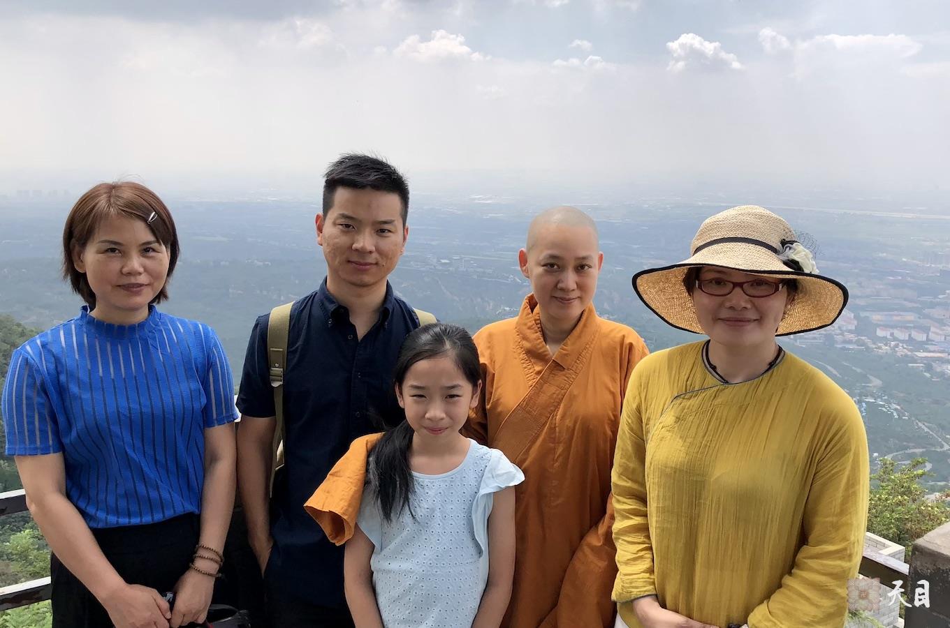 20180811果实法师领众跟随恩师圣观法师游览西安骊山在烽火台2