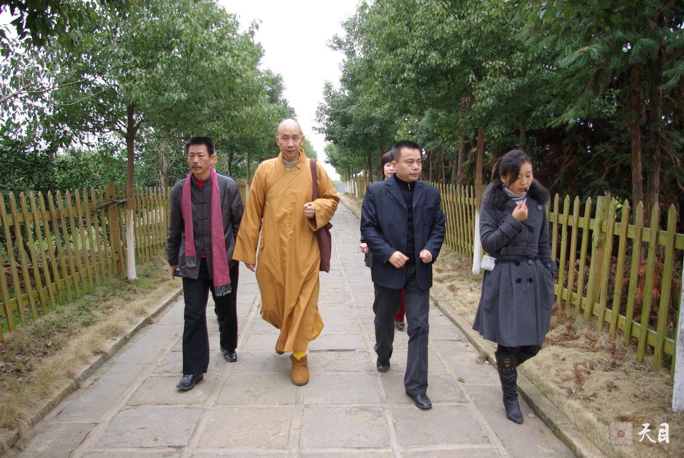 20090311圣观法师在江西共青城富华山胡耀邦陵园2