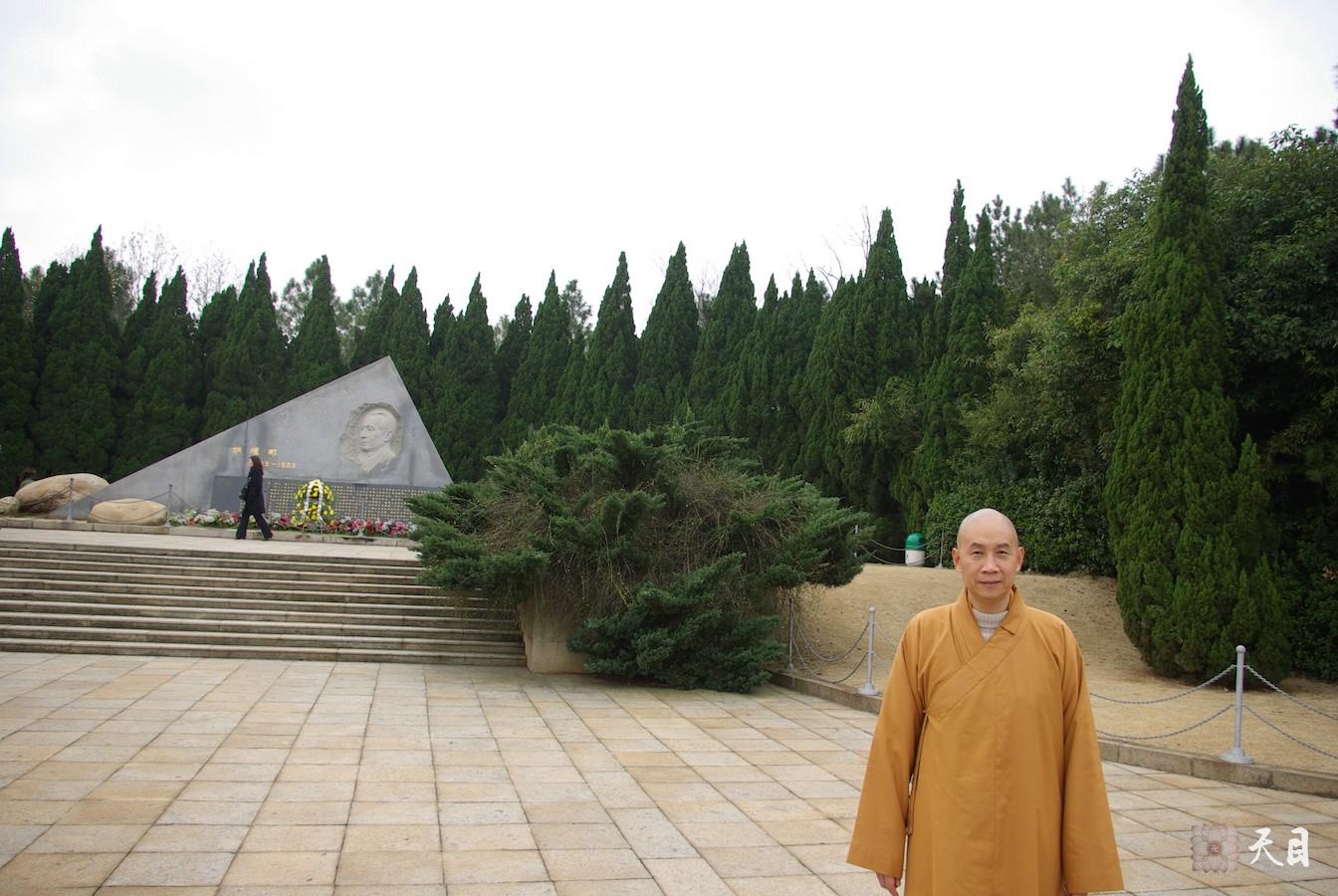 20090311圣观法师在江西共青城富华山胡耀邦陵园1