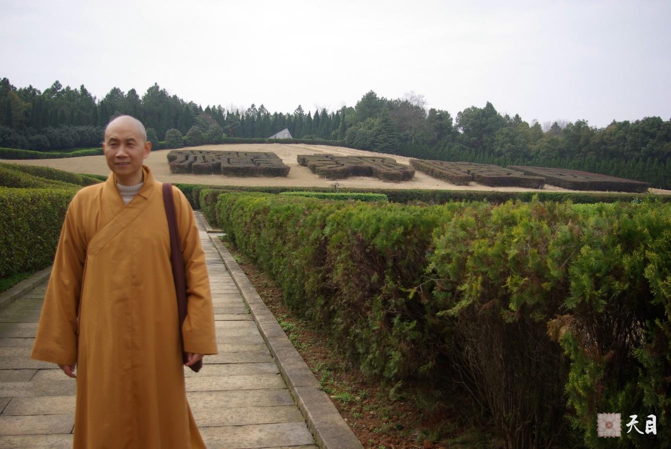 20090311圣观法师在江西共青城富华山胡耀邦陵园2