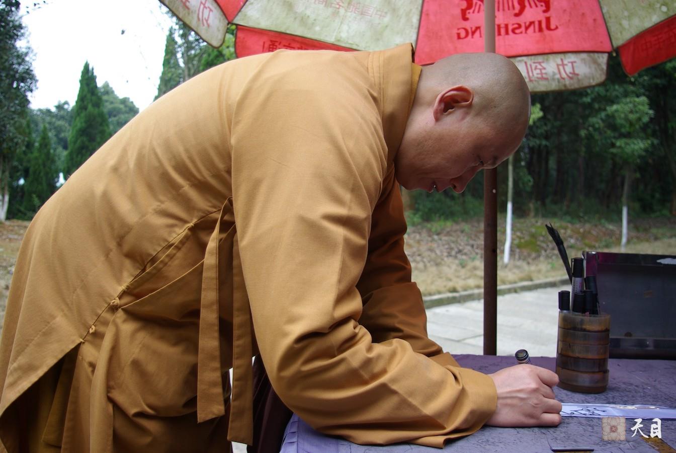 20090311圣观法师在江西共青城富华山胡耀邦陵园2