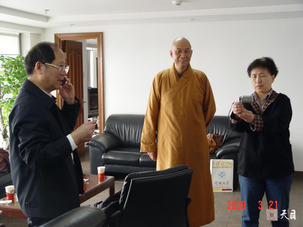 20090321圣观法师和胡德华相聚在北京韩勃办公室和怡新素食馆1