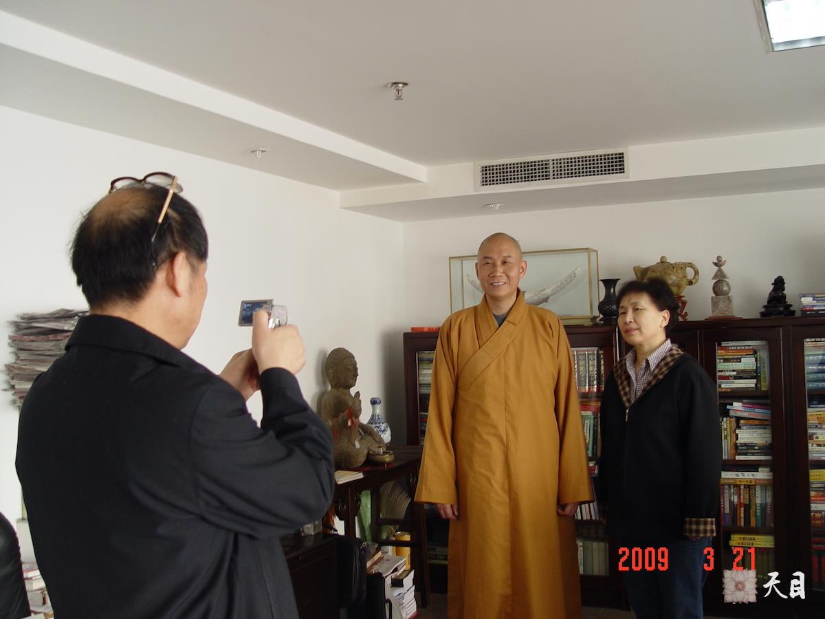 20090321圣观法师和胡德华相聚在北京韩勃办公室和怡新素食馆1
