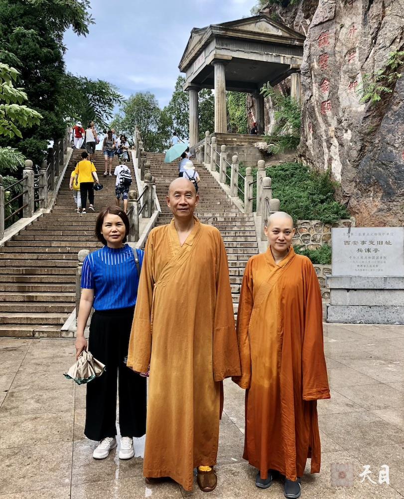 20180811果实法师领众跟随恩师圣观法师游览西安骊山在兵谏亭