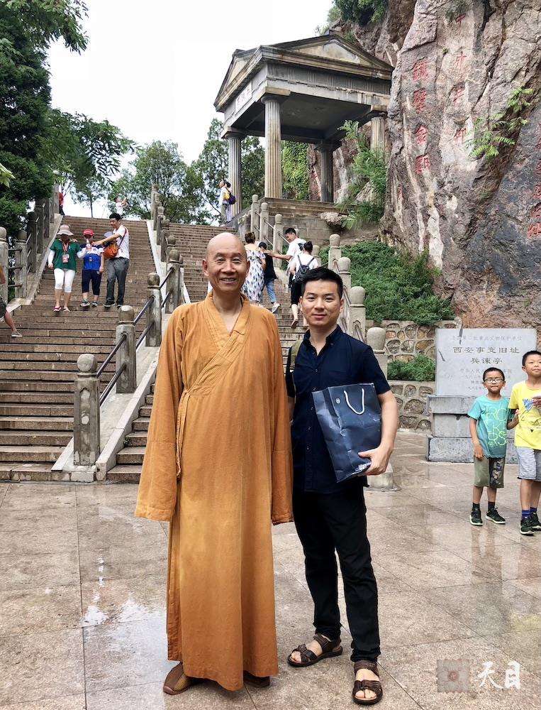 20180811圣观法师带领果实法师等弟子游览西安骊山在兵谏亭1