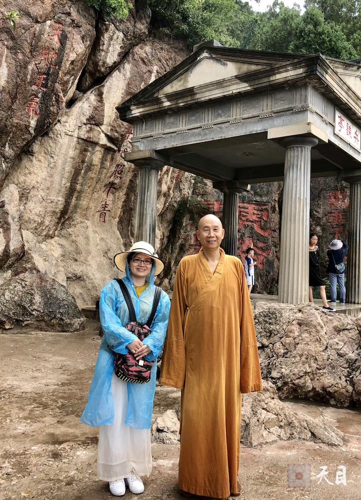 20180811圣观法师带领果实法师等弟子游览西安骊山在兵谏亭2