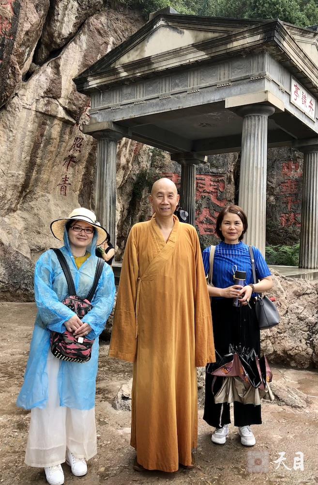 20180811圣观法师带领果实法师等弟子游览西安骊山在兵谏亭2