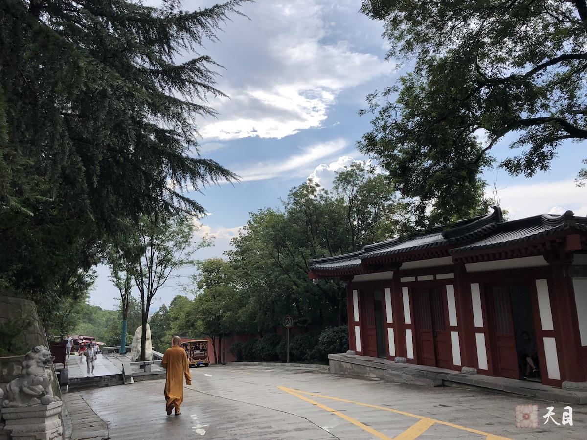 20180811圣观法师带领果实法师等弟子游览西安骊山在兵谏亭3