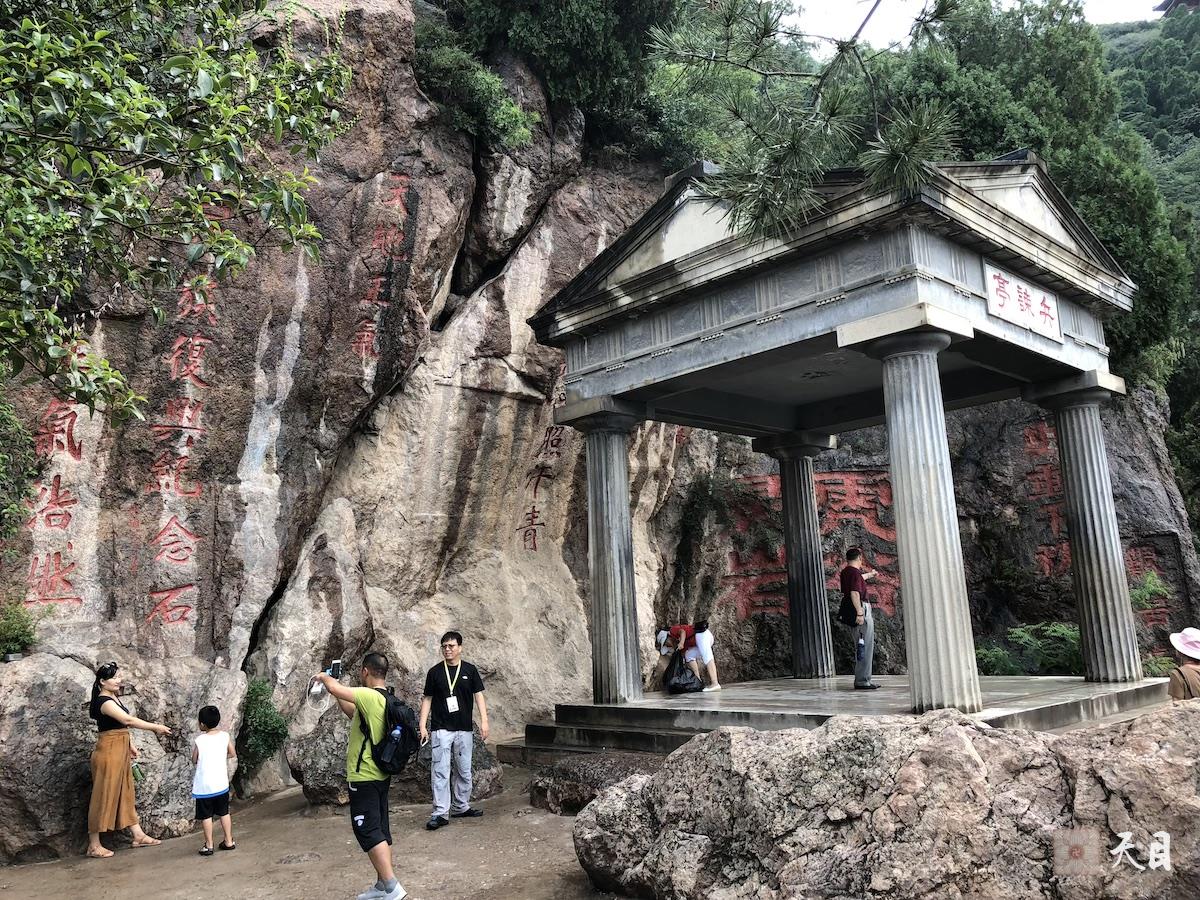 20180811圣观法师带领果实法师等弟子游览西安骊山在兵谏亭2