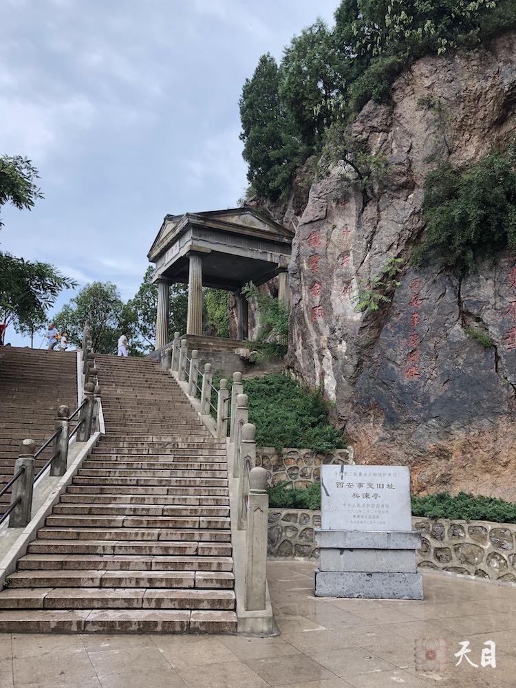 20180811圣观法师带领果实法师等弟子游览西安骊山在兵谏亭1