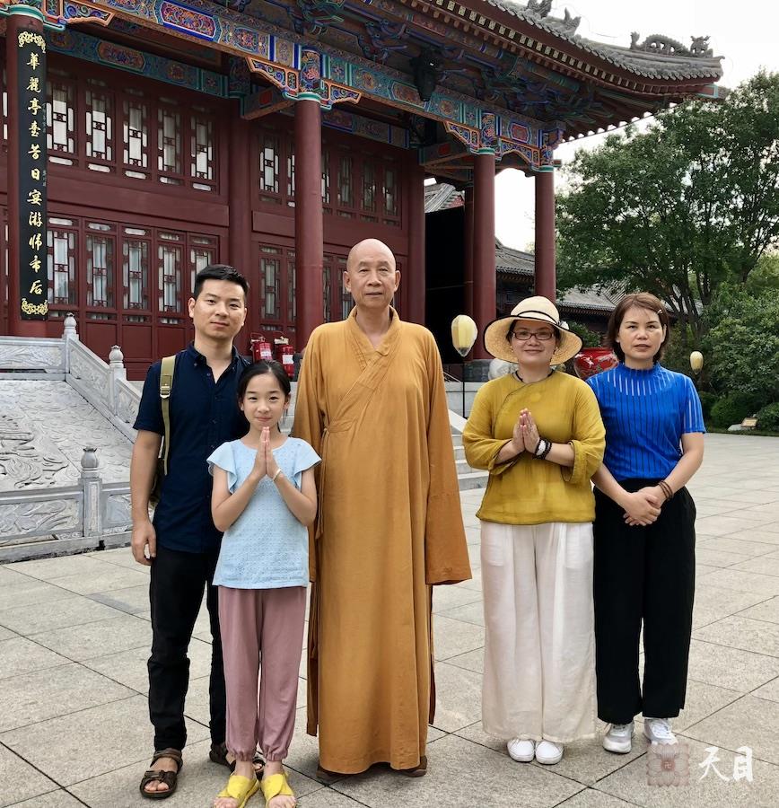 20180811圣观法师带领果实法师等弟子游览西安骊山在华清池1