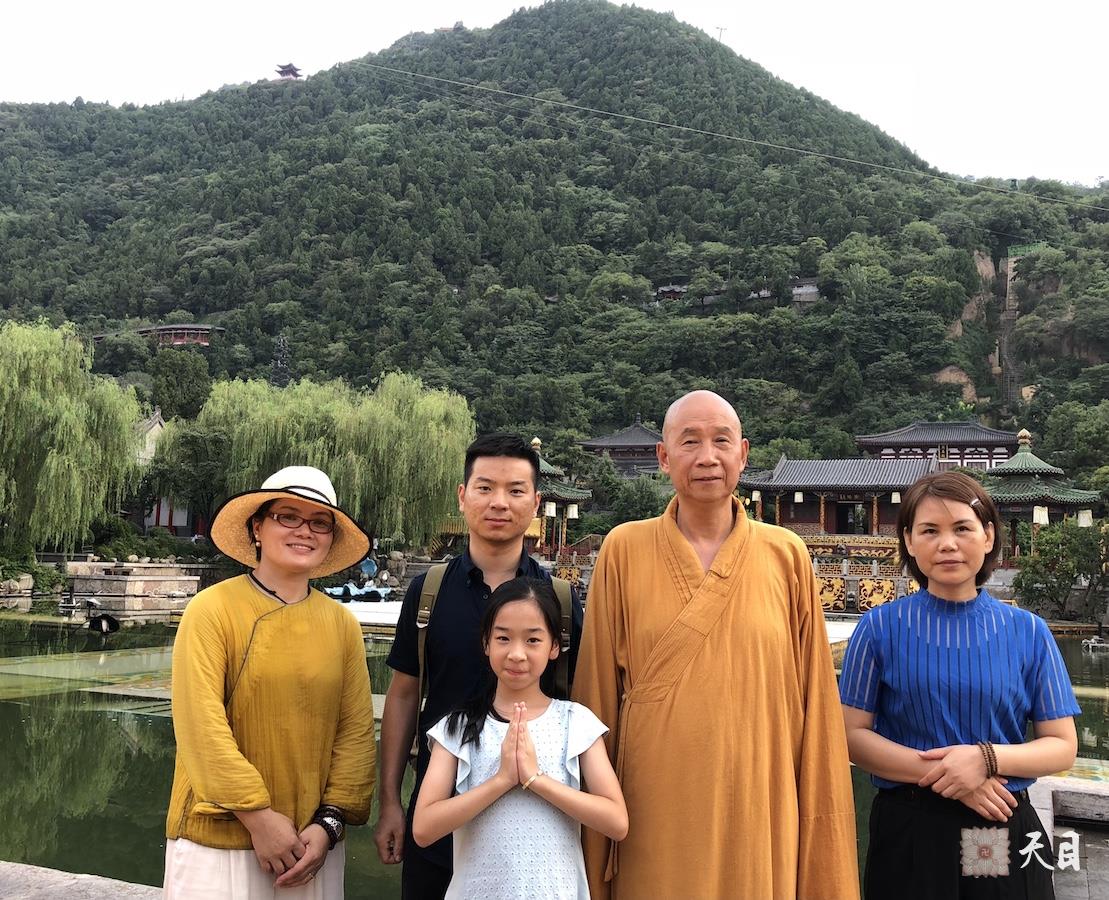 20180811圣观法师带领果实法师等弟子游览西安骊山在华清池2