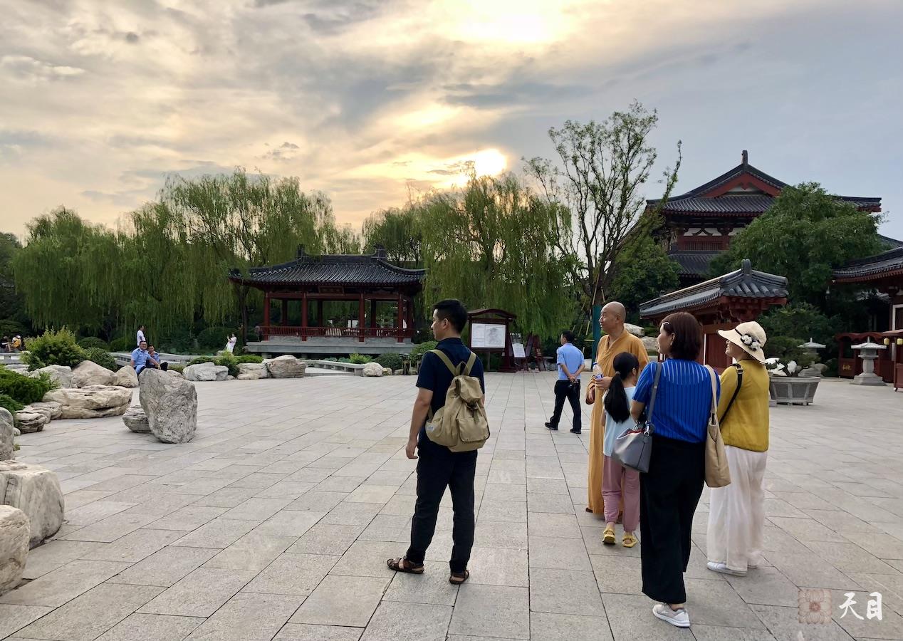 20180811圣观法师带领果实法师等弟子游览西安骊山在华清池4