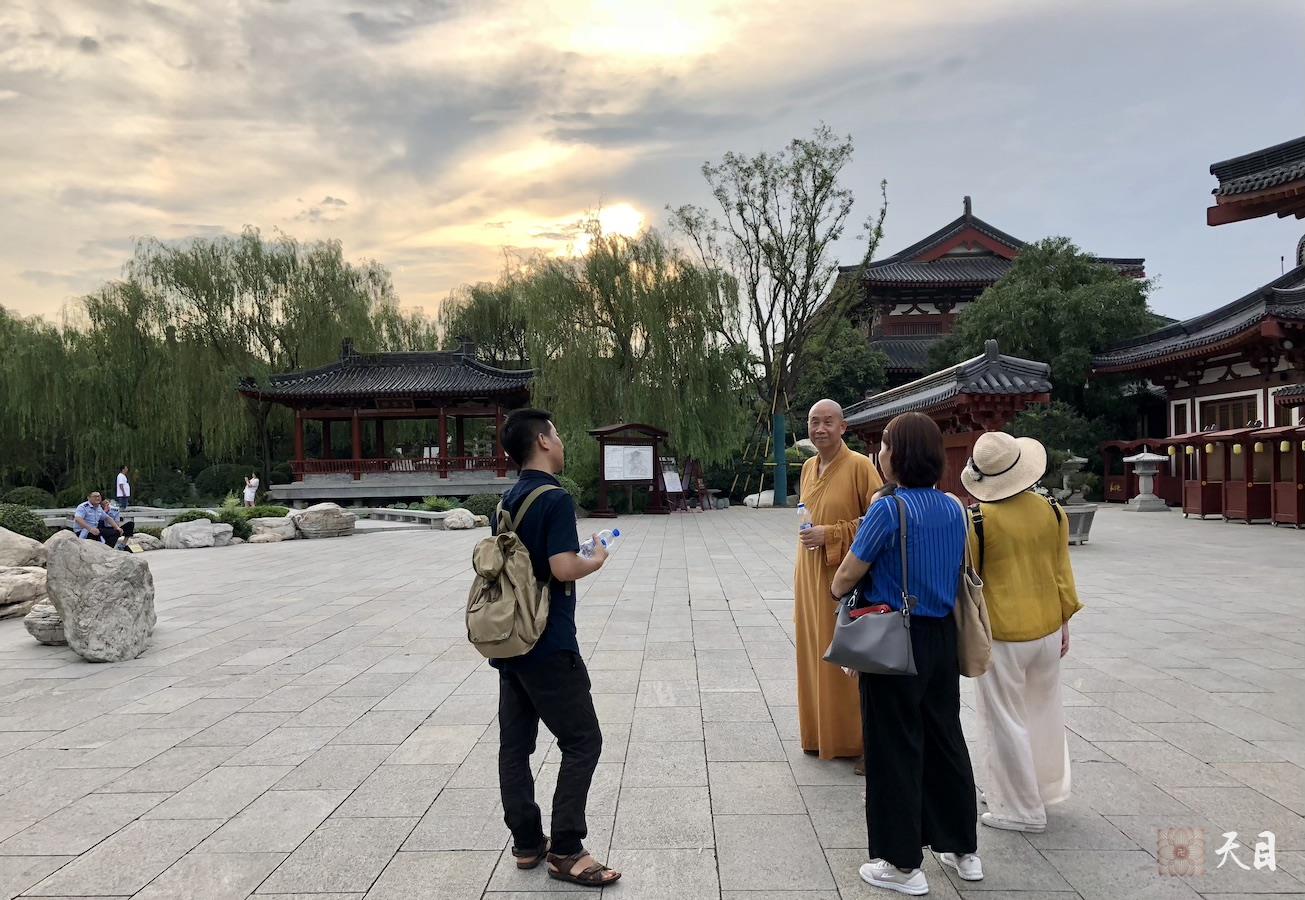 20180811圣观法师带领果实法师等弟子游览西安骊山在华清池4