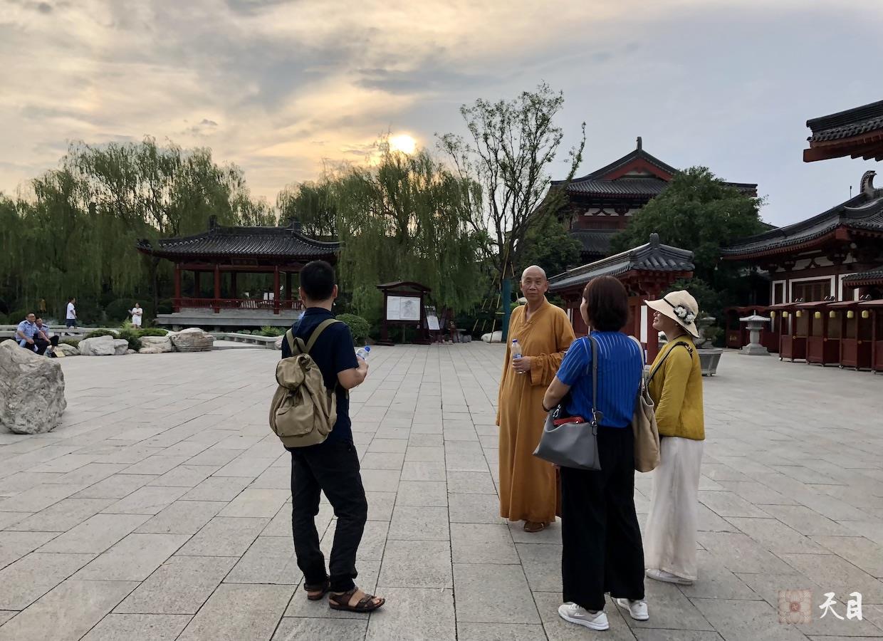 20180811圣观法师带领果实法师等弟子游览西安骊山在华清池4