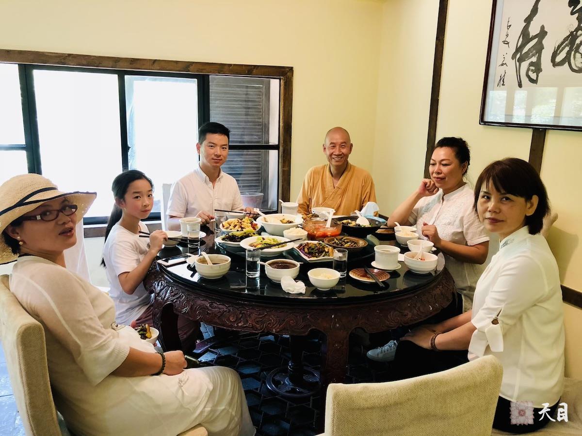 20180812圣观法师带领果实法师应果然居士供养西安普素茶房素食馆