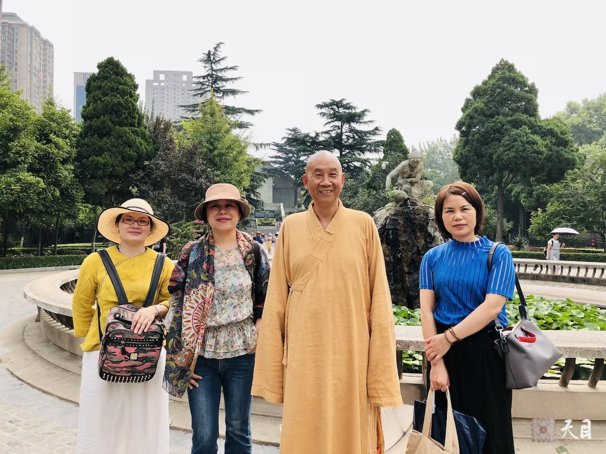 20180813圣观法师带领果实法师等弟子参观西安半坡博物馆1