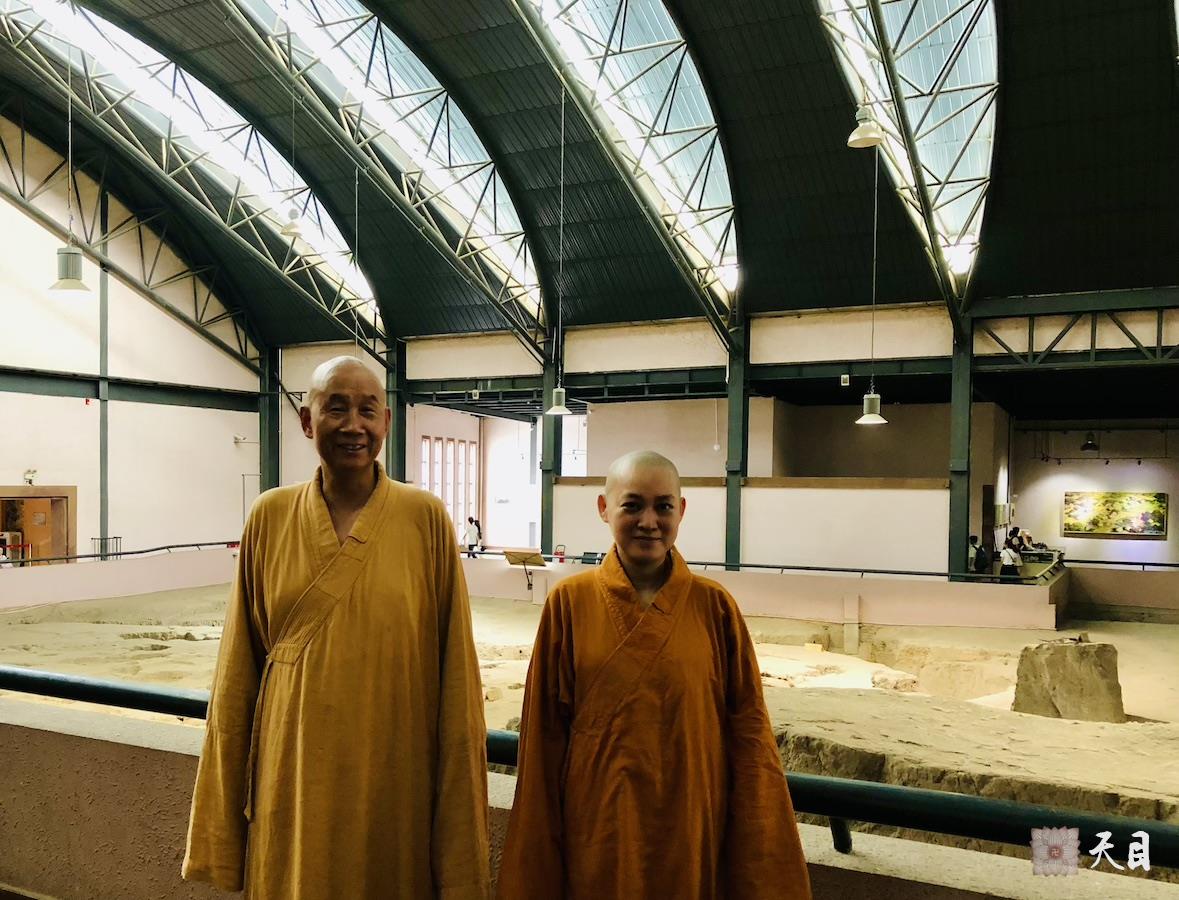 20180813果实法师领众跟随恩师圣观法师参观西安半坡博物馆1