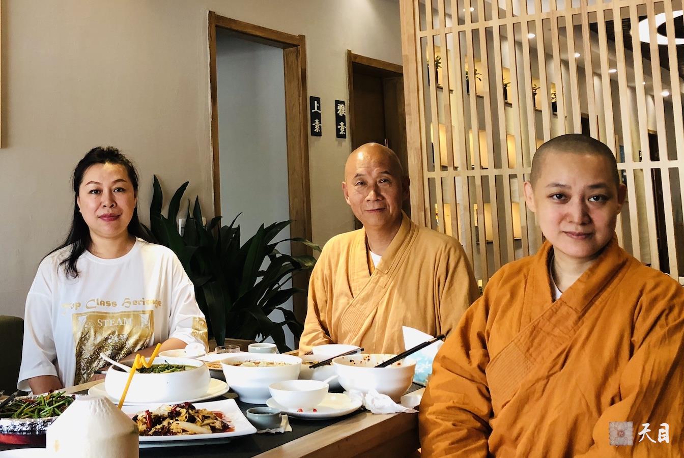 20180815圣观法师带领果实法师在西安应果然居士的供养天素无界素食馆