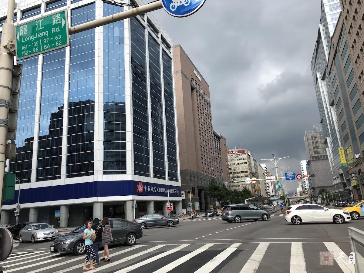 20180818果实法师在果芳居士的护持下来到基隆庙口1