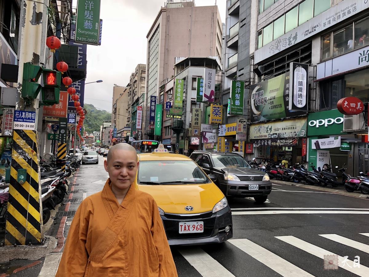 20180818果实法师在果芳居士的护持下来到基隆庙口1