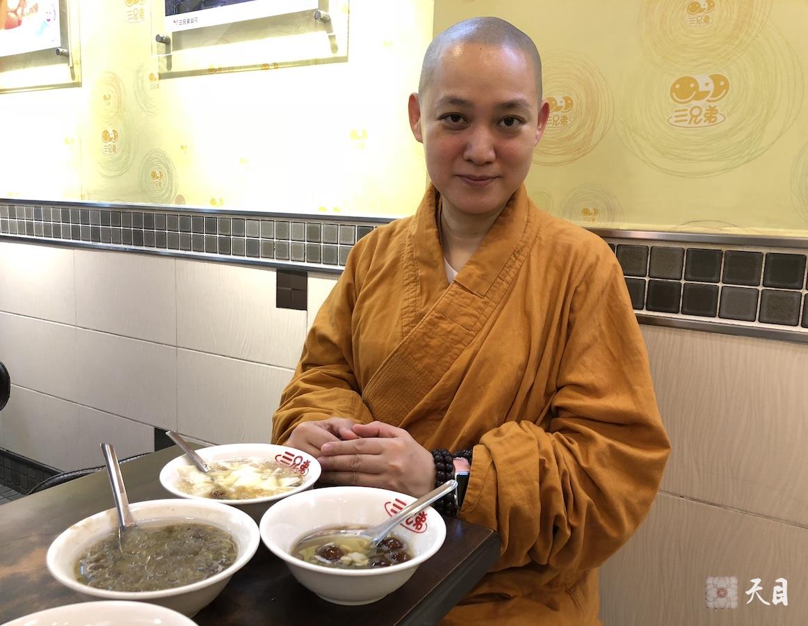 20180818果实法师在果芳居士的护持下来到基隆庙口2