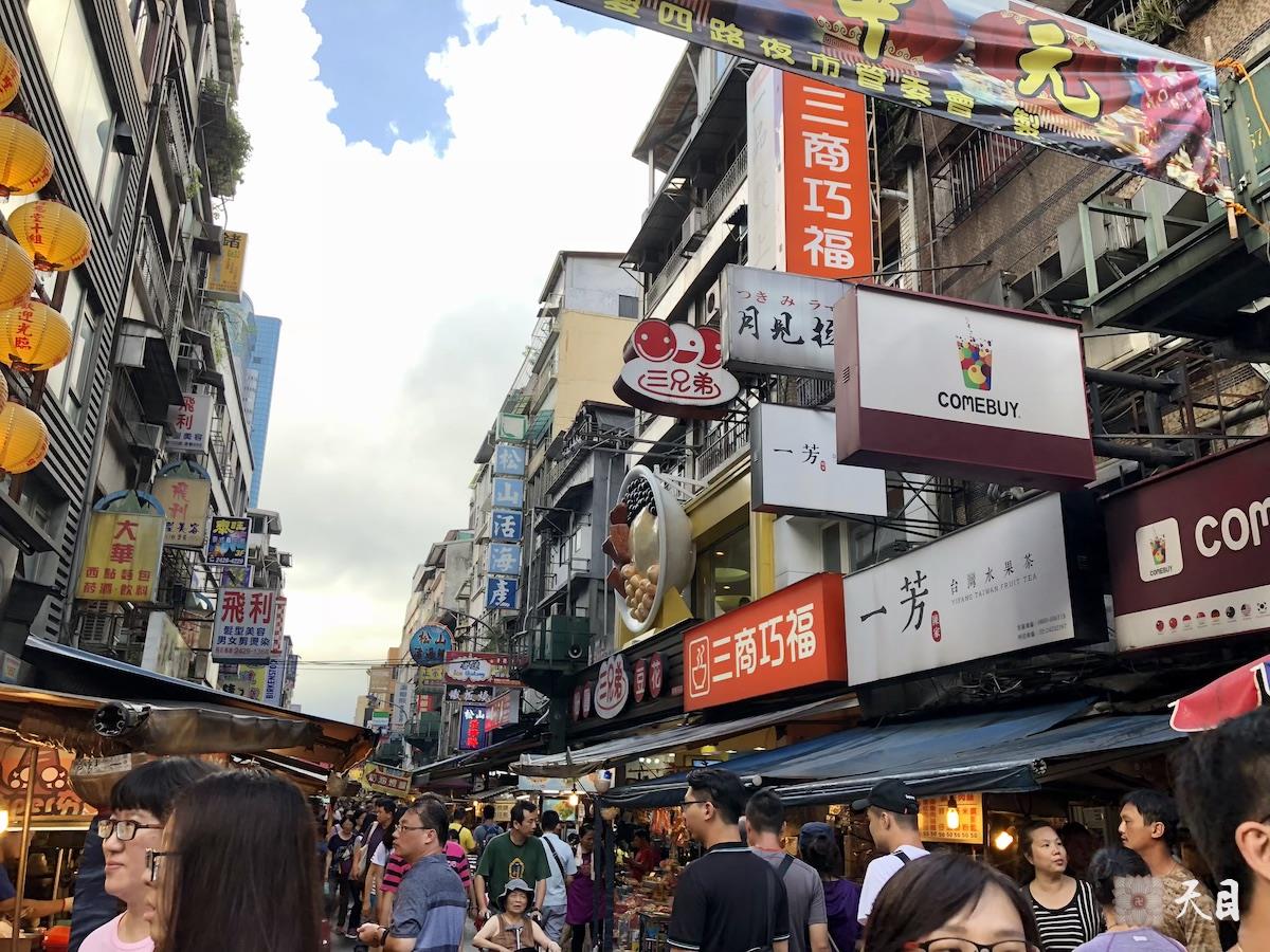 20180818果实法师在果芳居士的护持下来到基隆庙口2