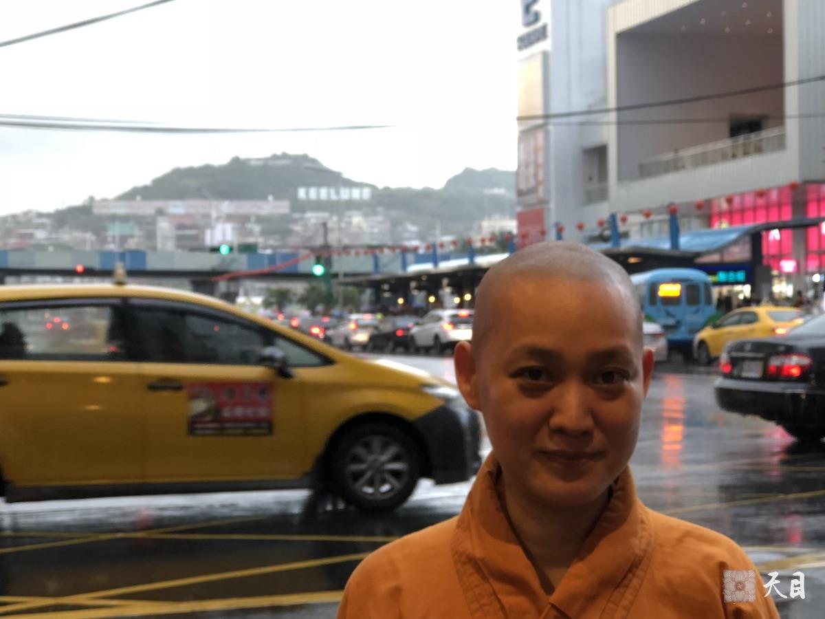 20180818果实法师在果芳居士的护持下来到基隆港1