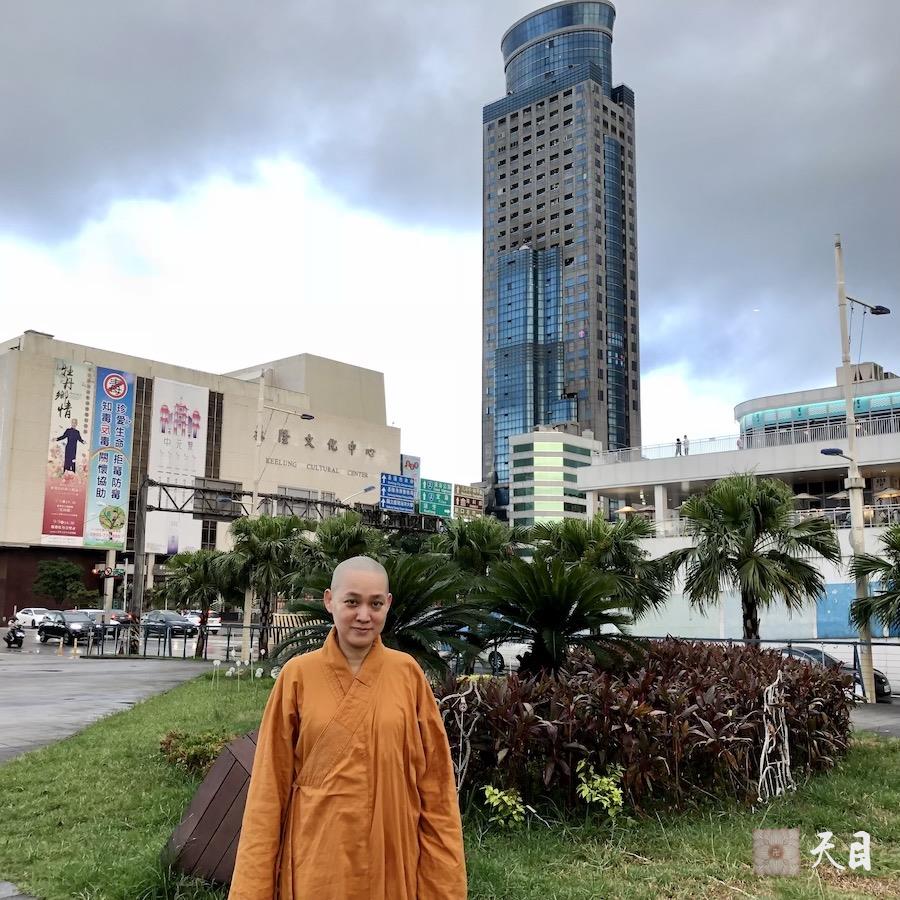 20180818果实法师在果芳居士的护持下来到基隆港4
