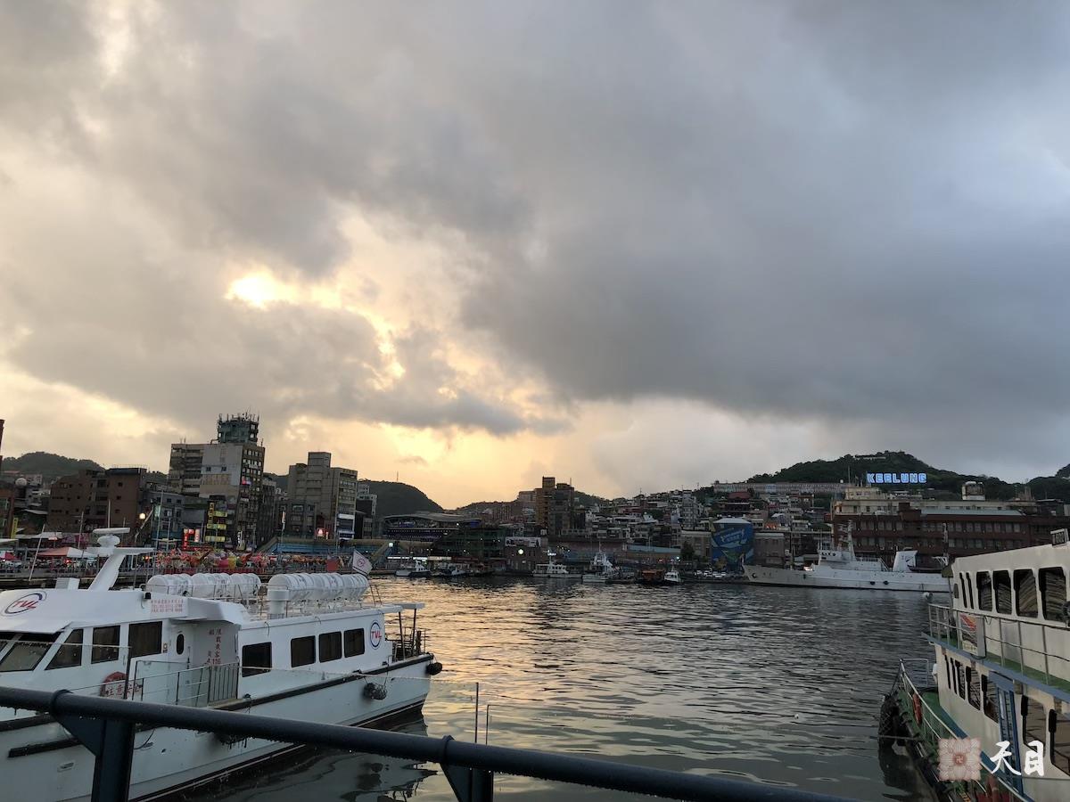 20180818果实法师在果芳居士的护持下来到基隆港2