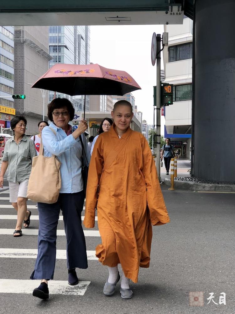 20180819果实法师在台北和果芳居士步行于复兴北路上心华居士街拍