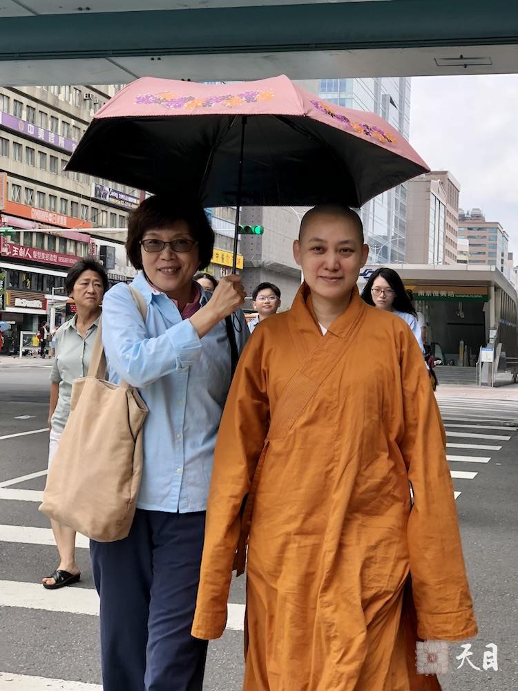 20180819果实法师在台北和果芳居士步行于复兴北路上心华居士街拍