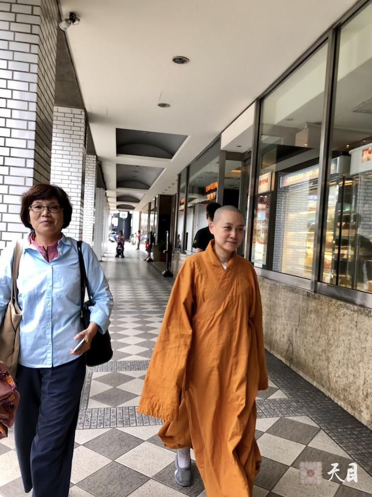 20180819果实法师在台北和果芳居士步行于南京东路三段路上心华居士街拍