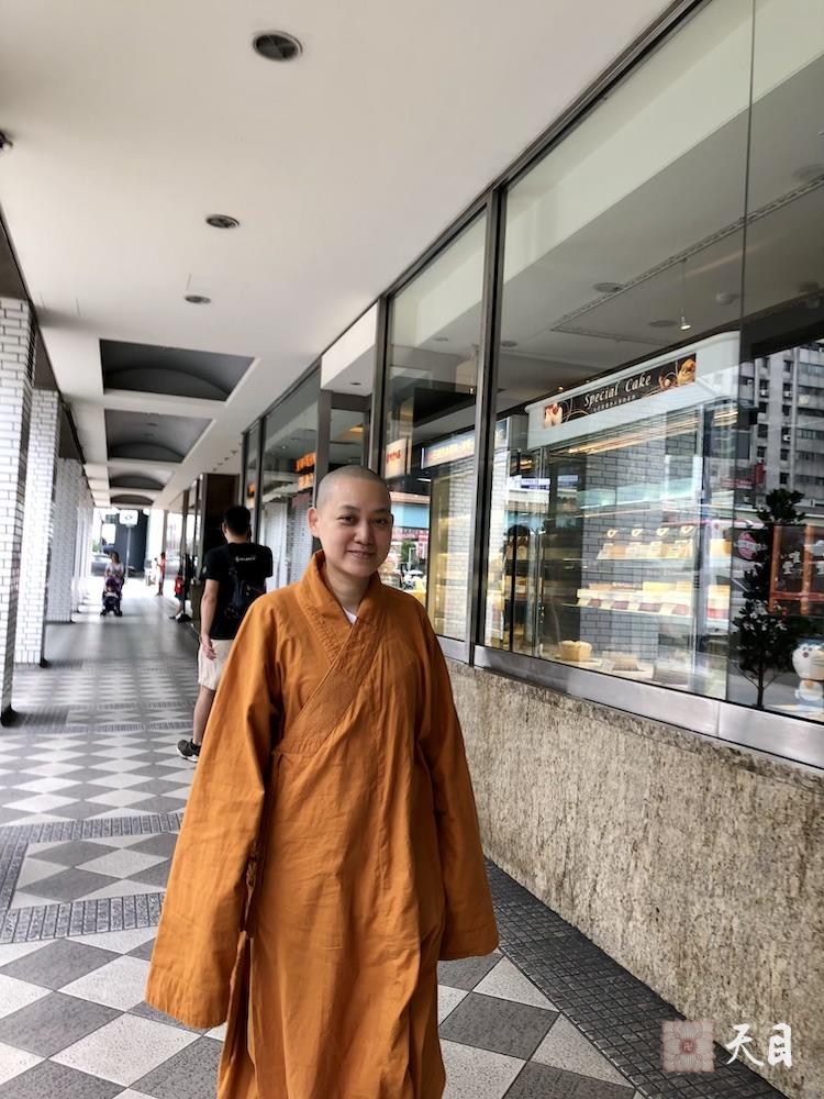 20180819果实法师在台北和果芳居士步行于南京东路三段路上心华居士街拍