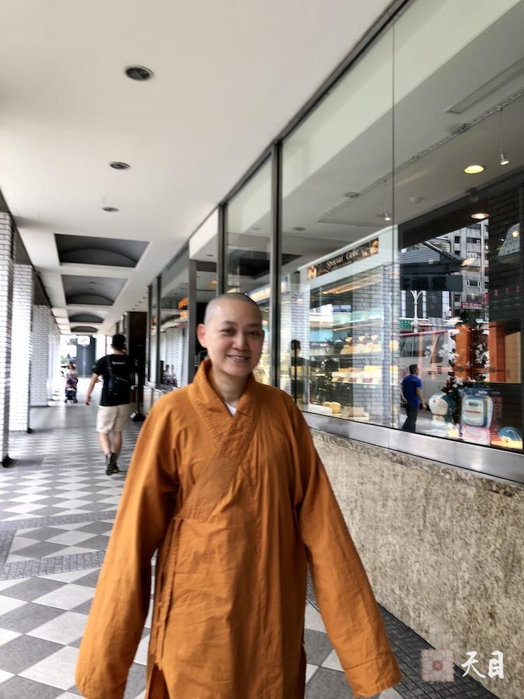 20180819果实法师在台北和果芳居士步行于南京东路三段路上心华居士街拍