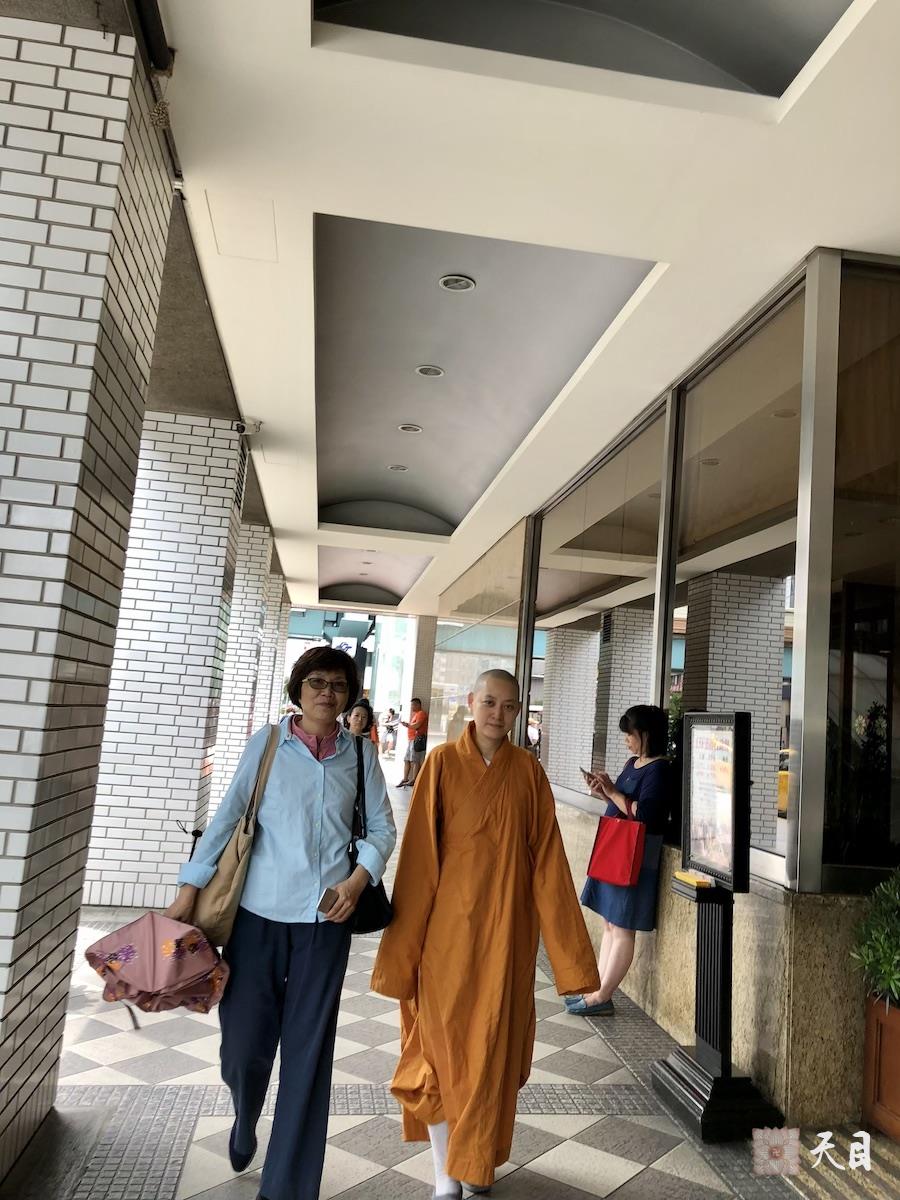 20180819果实法师在台北和果芳居士步行于南京东路三段路上心华居士街拍