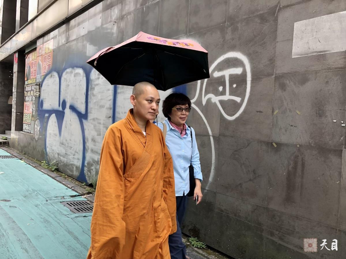 20180819果实法师在台北和果芳居士步行于南京东路三段巷子心华居士街拍