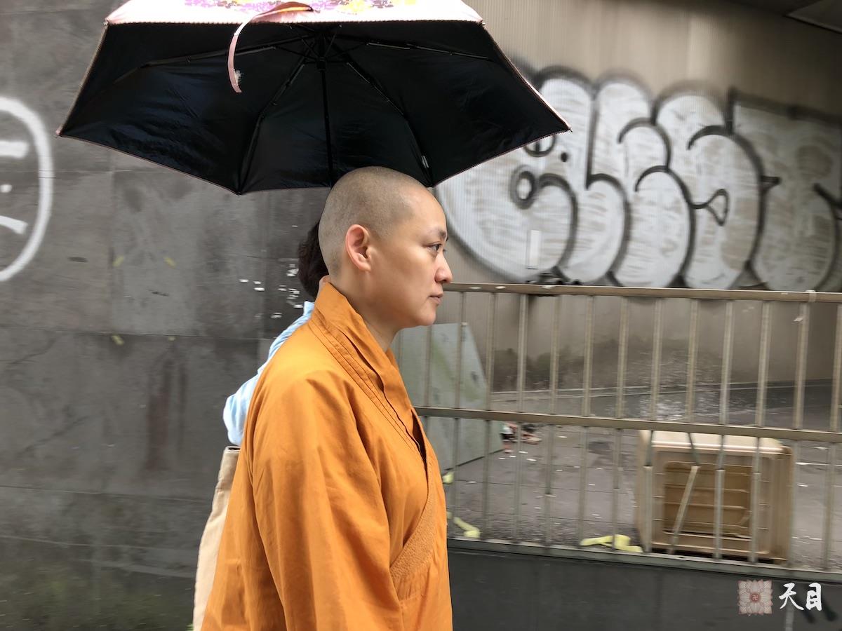 20180819果实法师在台北和果芳居士步行于南京东路三段巷子心华居士街拍