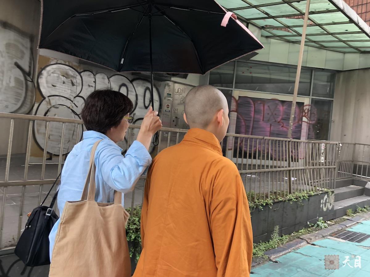 20180819果实法师在台北和果芳居士步行于南京东路三段巷子心华居士街拍