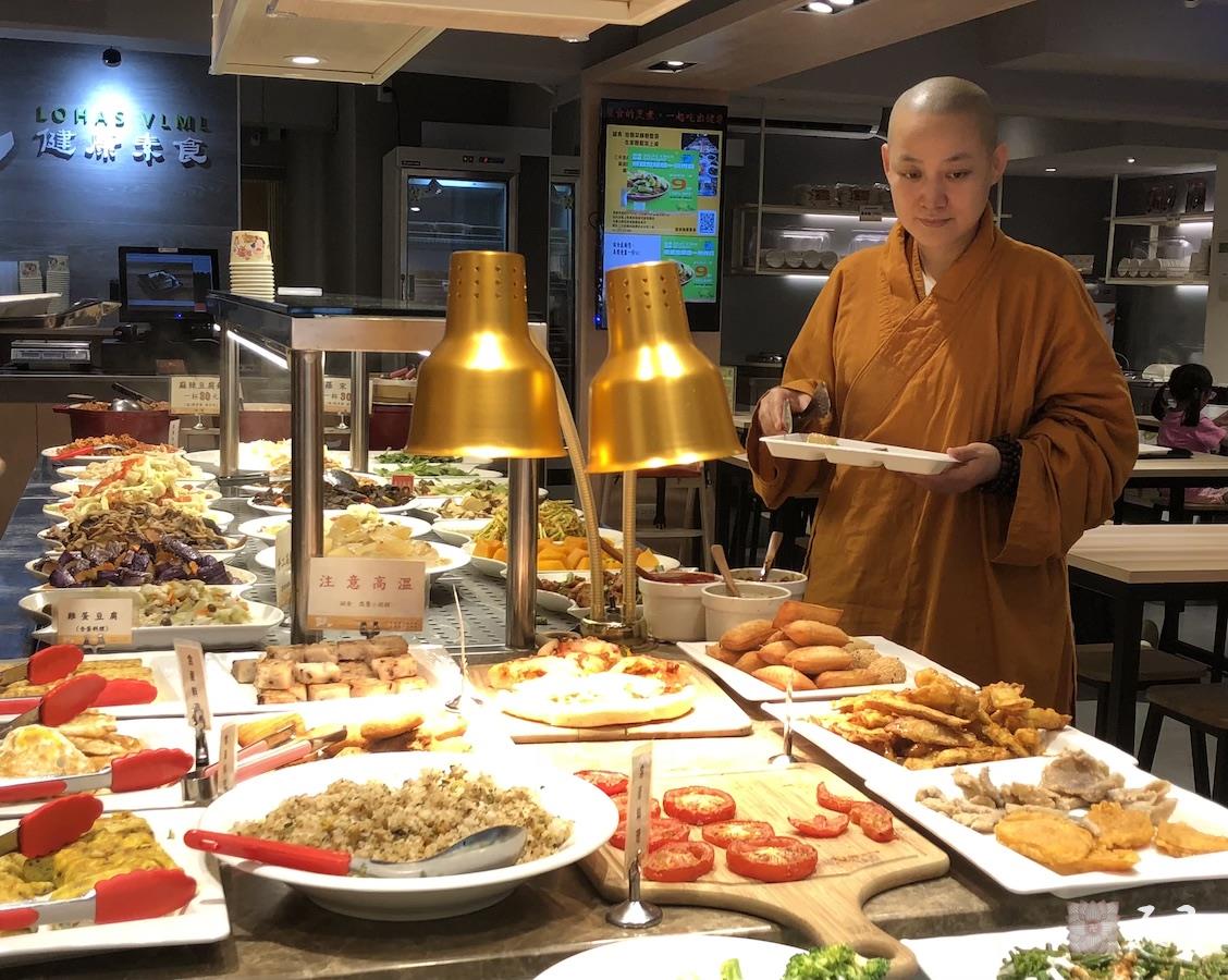 20180819果实法师在台北应心华居士供养诚食素食馆