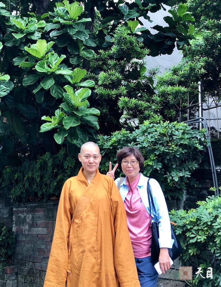 20180819果实法师在台北应心华居士供养诚食素食馆后和果芳心华居士合影