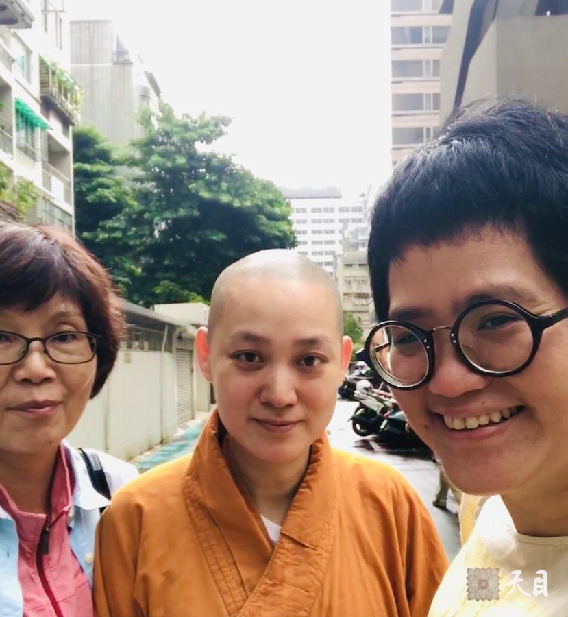 20180819果实法师在台北应心华居士供养诚食素食馆后和果芳心华居士合影