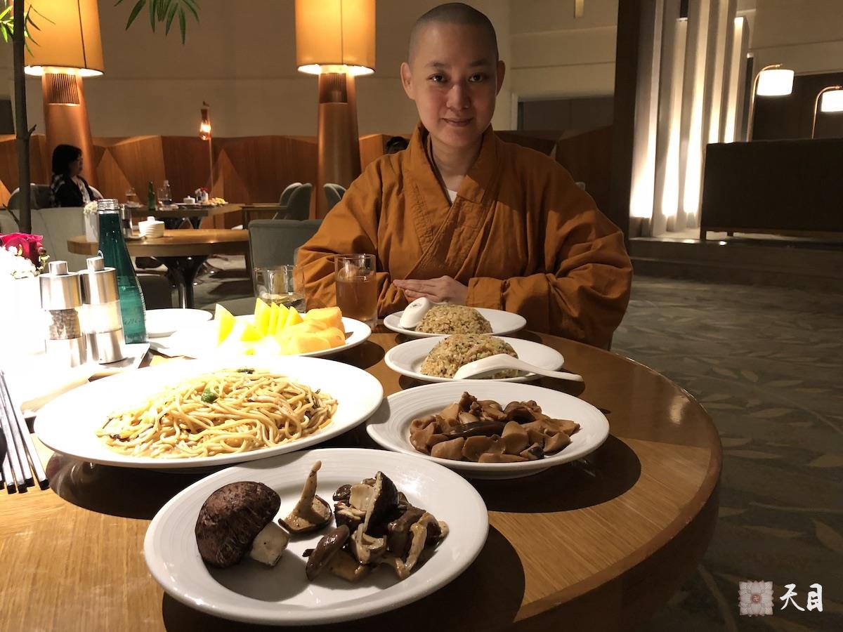 20180819果实法师在果芳居士的护持下从台北回到台南入住香格里拉在豪华阁行政酒廊晚餐