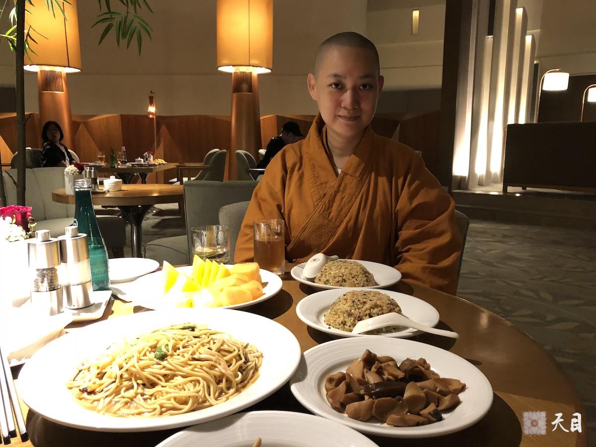 20180819果实法师在果芳居士的护持下从台北回到台南入住香格里拉在豪华阁行政酒廊晚餐